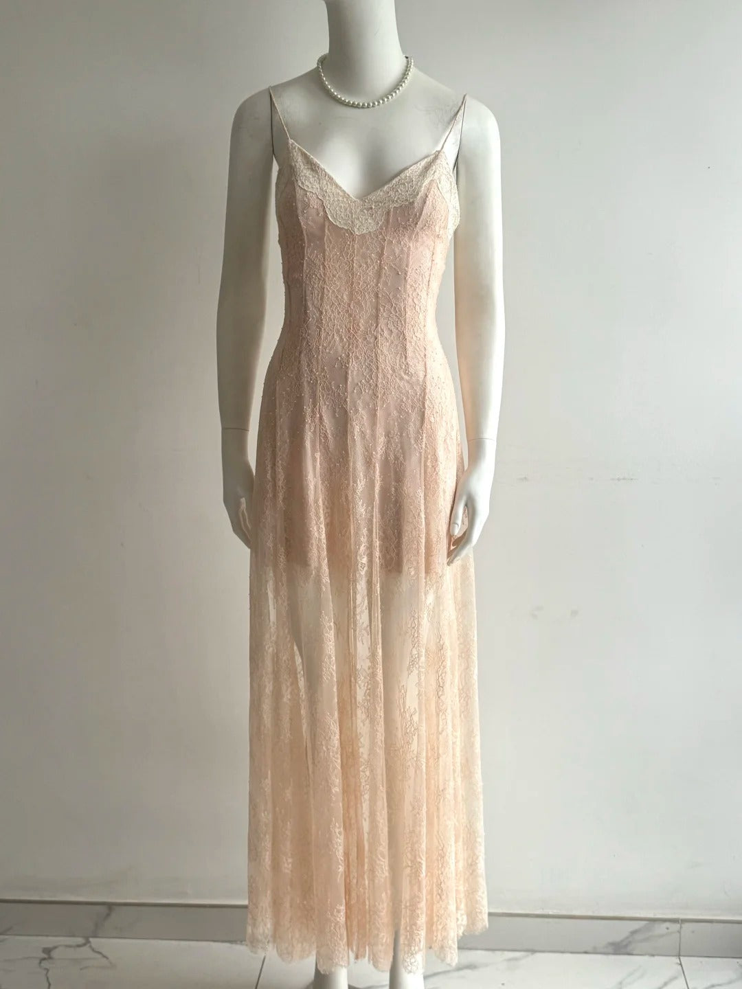 Elegantes pinkes, langes Abendkleid mit V-Ausschnitt, Spaghettiträgern und Spitze P4852