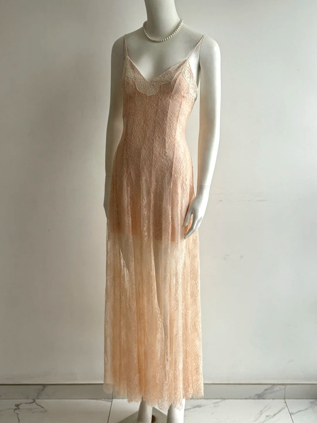 Elegantes pinkes, langes Abendkleid mit V-Ausschnitt, Spaghettiträgern und Spitze P4852