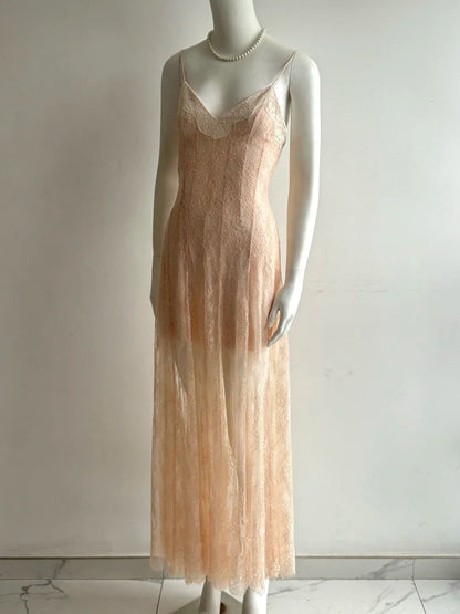 Elegantes pinkes, langes Abendkleid mit V-Ausschnitt, Spaghettiträgern und Spitze P4852