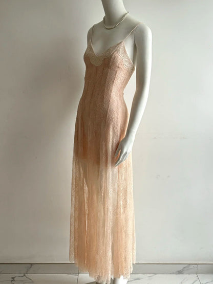 Elegantes pinkes, langes Abendkleid mit V-Ausschnitt, Spaghettiträgern und Spitze P4852