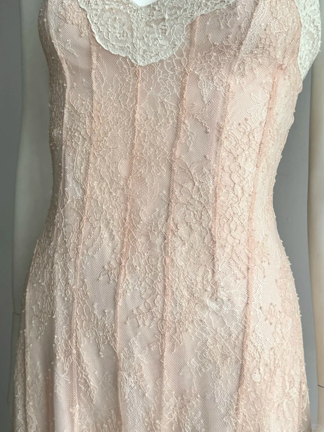 Elegantes pinkes, langes Abendkleid mit V-Ausschnitt, Spaghettiträgern und Spitze P4852