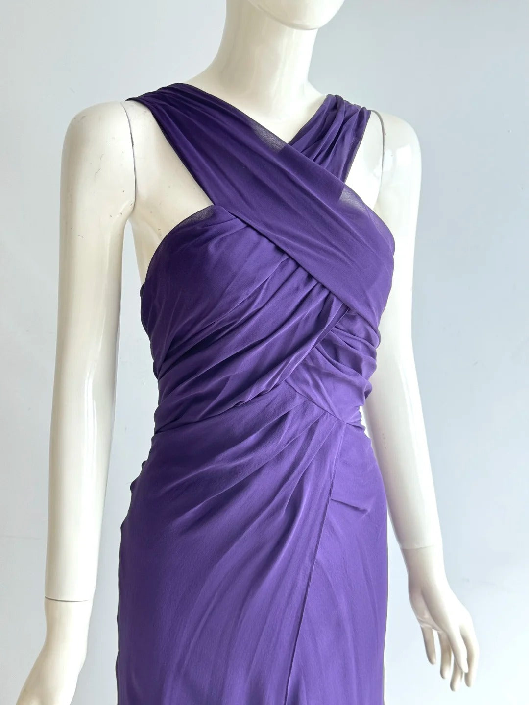 Charmantes lila Neckholder-Abendkleid mit geknoteter Raffung aus Chiffon P4853