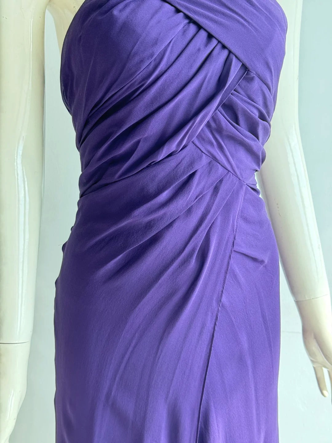Charmantes lila Neckholder-Abendkleid mit geknoteter Raffung aus Chiffon P4853