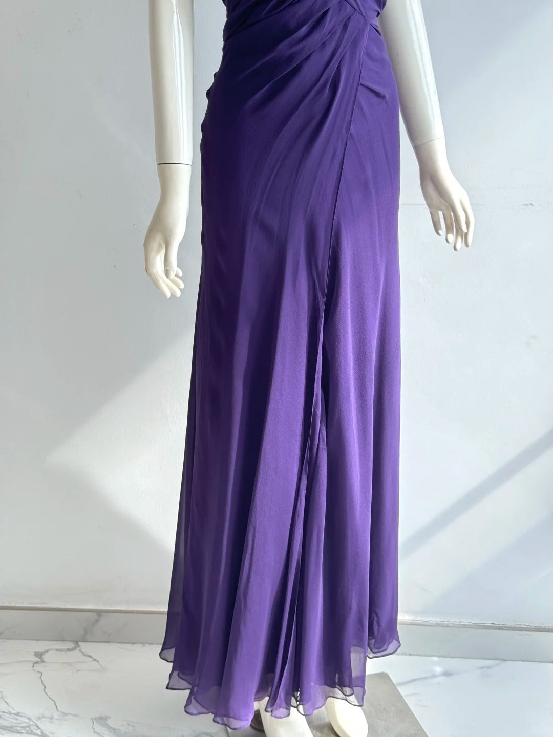 Charmantes lila Neckholder-Abendkleid mit geknoteter Raffung aus Chiffon P4853