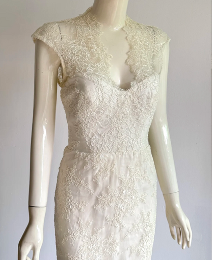 Elegantes weißes Spitzen-Meerjungfrauen-Abendkleid mit langen Wickelrock für den Abschlussball P4855