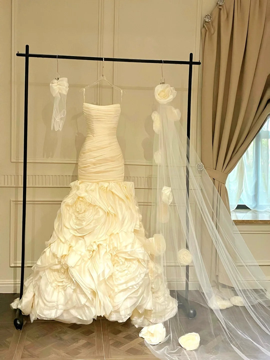 Vintage Ivory Mermaid Strapless 3D Flower Pleated Satin Wedding Dress P4086