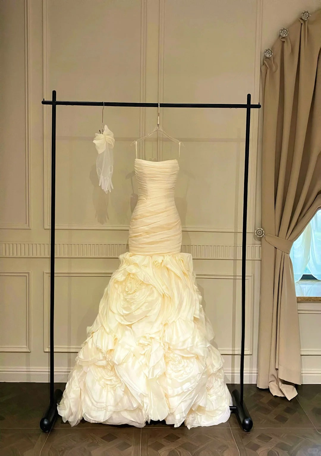 Vintage Ivory Mermaid Strapless 3D Flower Pleated Satin Wedding Dress P4086