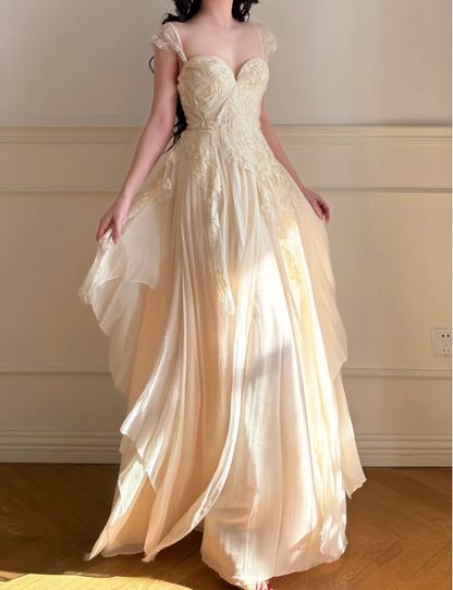 Elegantes cremefarbenes A-Linien-Ballkleid aus Spitze und Chiffon P4862