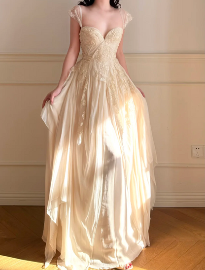 Elegantes cremefarbenes A-Linien-Ballkleid aus Spitze und Chiffon P4862