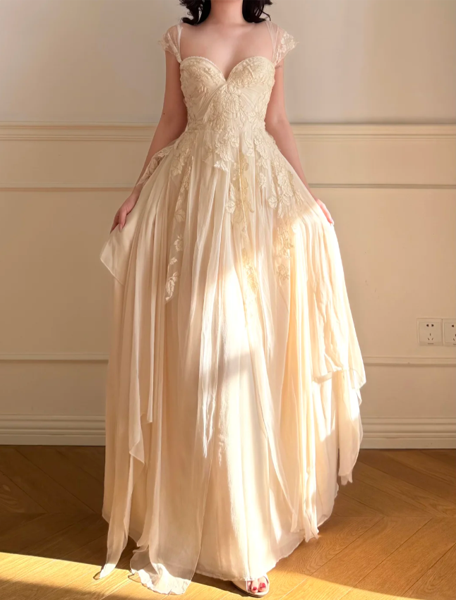 Elegantes cremefarbenes A-Linien-Ballkleid aus Spitze und Chiffon P4862