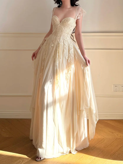 Elegantes cremefarbenes A-Linien-Ballkleid aus Spitze und Chiffon P4862
