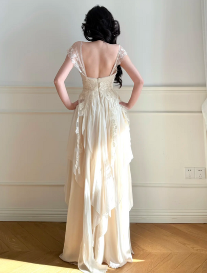 Elegantes cremefarbenes A-Linien-Ballkleid aus Spitze und Chiffon P4862