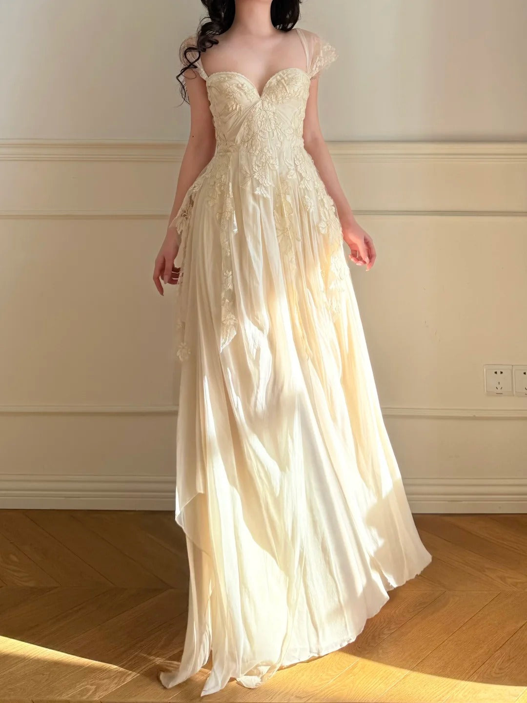 Elegantes cremefarbenes A-Linien-Ballkleid aus Spitze und Chiffon P4862