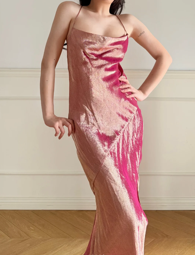 Atemberaubendes rosa langes Ballkleid aus Satin mit Wasserfallausschnitt, Schlitz und geschnürter Rückenpartie P4864