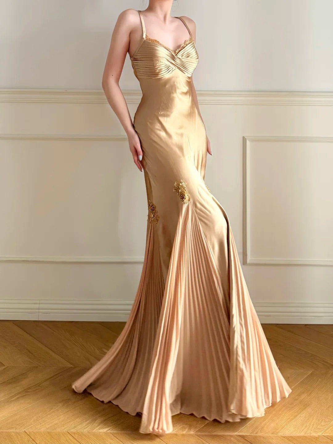 Elegantes Champagnergoldenes Spaghettiträger-Rückenfreies Plissiertes Meerjungfrau-Satin-Kleid Langes Ballkleid Abendkleid P4867