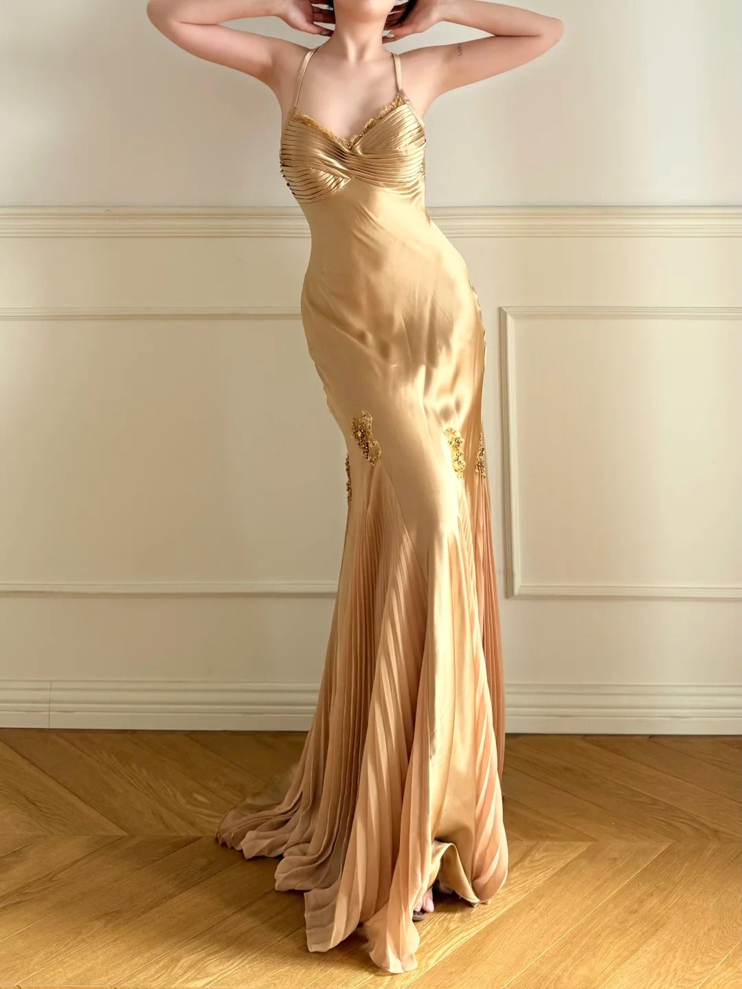 Elegantes Champagnergoldenes Spaghettiträger-Rückenfreies Plissiertes Meerjungfrau-Satin-Kleid Langes Ballkleid Abendkleid P4867