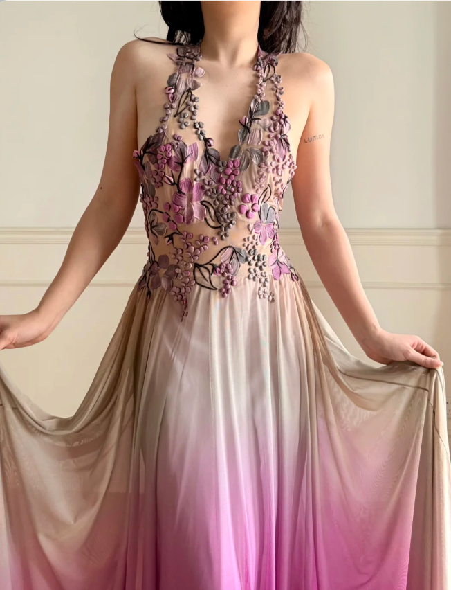 Verträumtes lila Neckholder-Abendkleid aus Tüll mit 3D-Blumenstickerei und Rückenausschnitt P4868