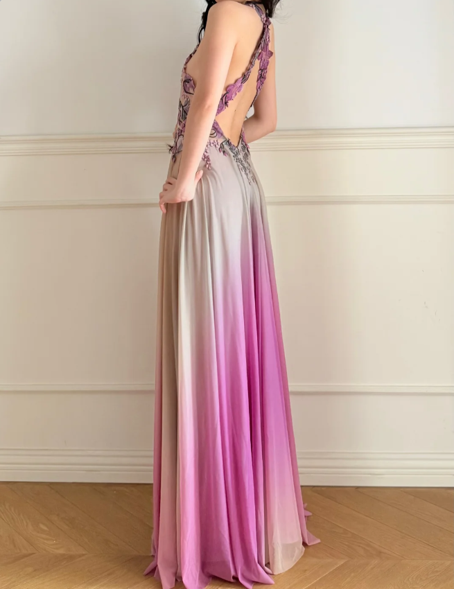 Verträumtes lila Neckholder-Abendkleid aus Tüll mit 3D-Blumenstickerei und Rückenausschnitt P4868