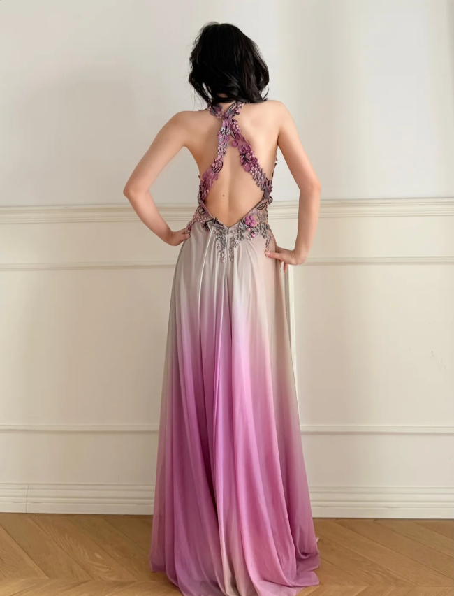 Verträumtes lila Neckholder-Abendkleid aus Tüll mit 3D-Blumenstickerei und Rückenausschnitt P4868