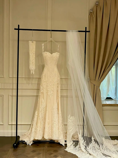 Retro Elegantes Cremefarbenes Meerjungfrauen-Trägerloses Spitzenhochzeitskleid P4087
