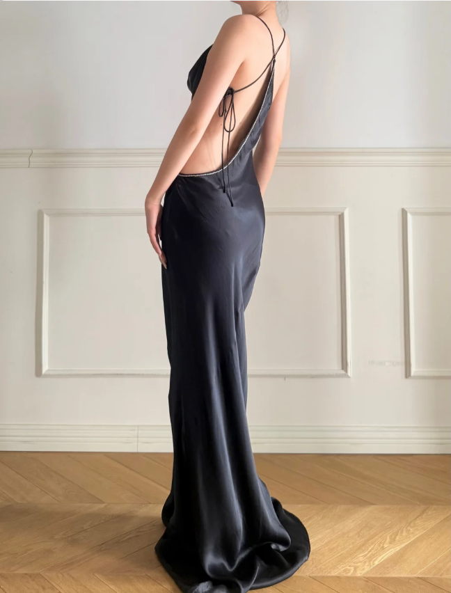 Einfaches schwarzes Spaghettiträger-Kleid mit Wasserfallausschnitt, rückenfrei, mit Schnürung, Satin-Schleppe, für Abschlussball und Abend P4876