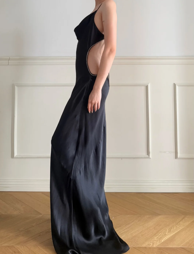Einfaches schwarzes Spaghettiträger-Kleid mit Wasserfallausschnitt, rückenfrei, mit Schnürung, Satin-Schleppe, für Abschlussball und Abend P4876