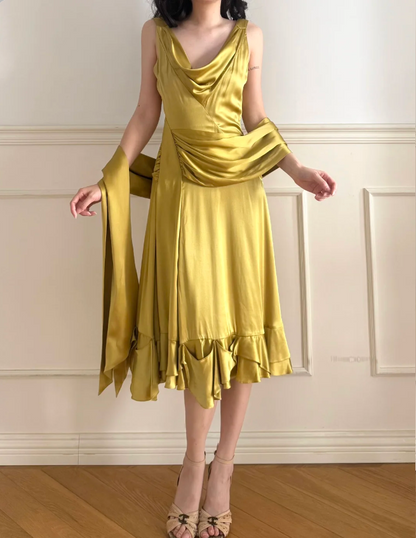 Vintage Senfgelbes Abendkleid aus Satin mit gerafftem Rollkragen P4878