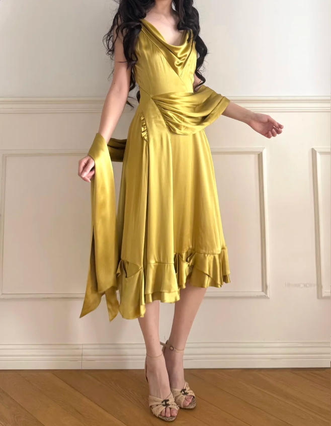 Vintage Senfgelbes Abendkleid aus Satin mit gerafftem Rollkragen P4878