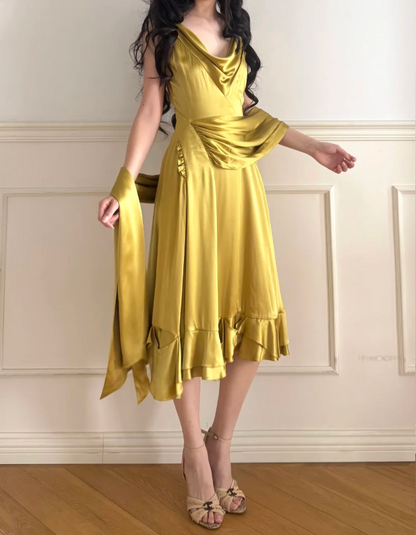 Vintage Senfgelbes Abendkleid aus Satin mit gerafftem Rollkragen P4878