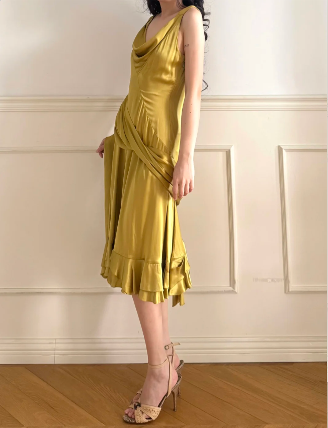 Vintage Senfgelbes Abendkleid aus Satin mit gerafftem Rollkragen P4878