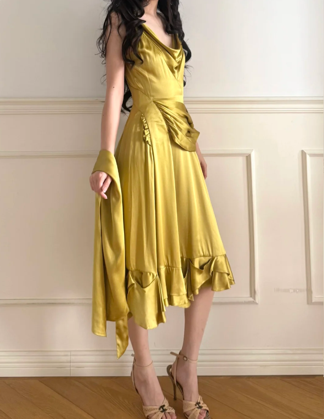 Vintage Senfgelbes Abendkleid aus Satin mit gerafftem Rollkragen P4878