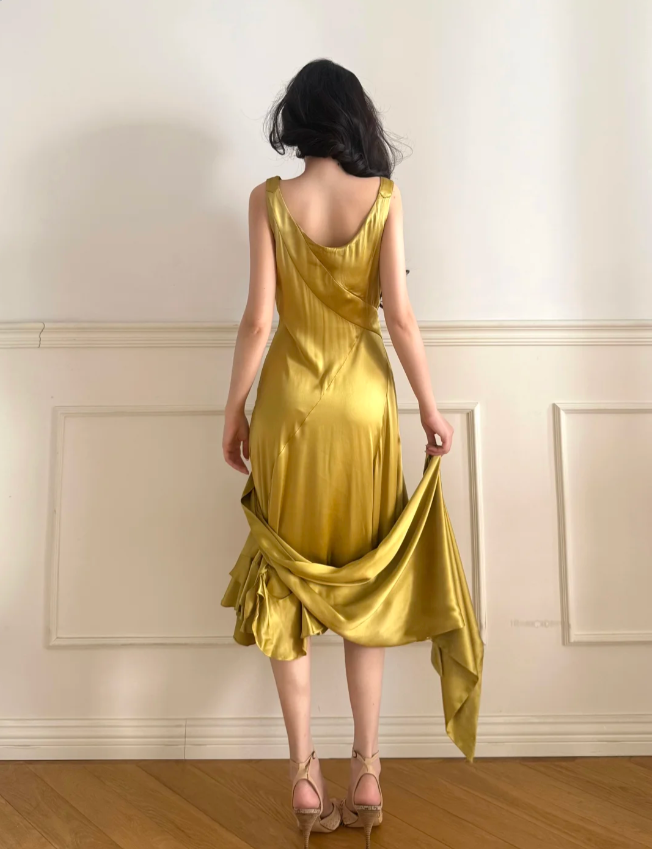 Vintage Senfgelbes Abendkleid aus Satin mit gerafftem Rollkragen P4878