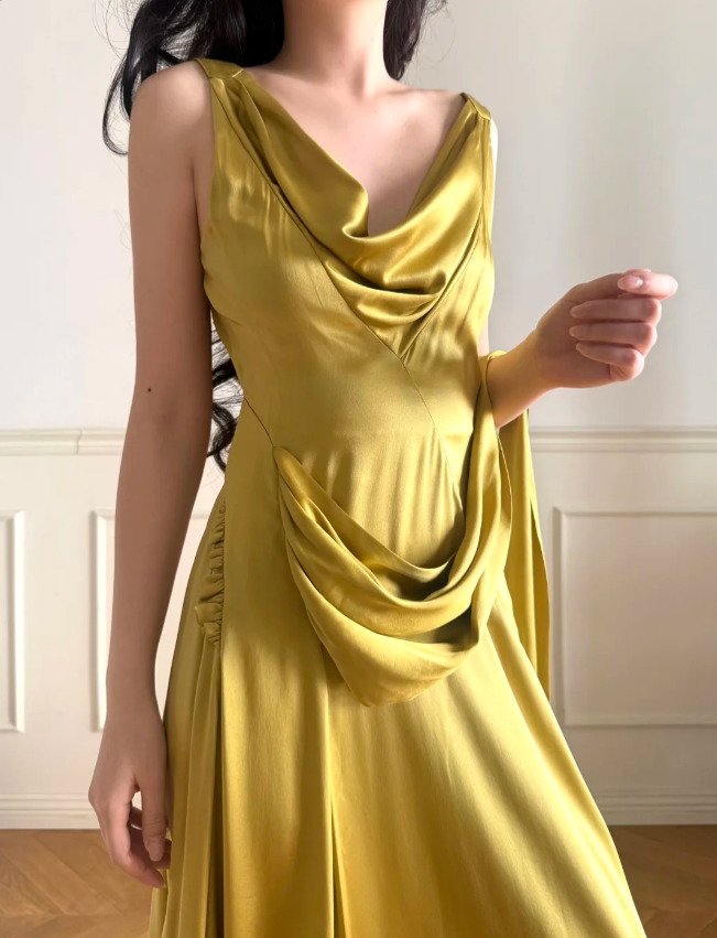 Vintage Senfgelbes Abendkleid aus Satin mit gerafftem Rollkragen P4878