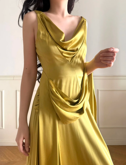 Vintage Senfgelbes Abendkleid aus Satin mit gerafftem Rollkragen P4878