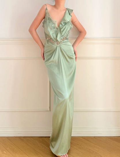 Elegantes grünes V-Ausschnitt Meerjungfrauenkleid mit Rüschen, Cut-Outs, Spitze und Satin, langes Ballkleid Abendkleid P4881
