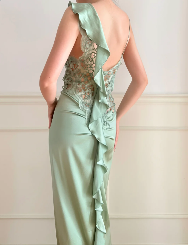 Elegantes grünes V-Ausschnitt Meerjungfrauenkleid mit Rüschen, Cut-Outs, Spitze und Satin, langes Ballkleid Abendkleid P4881