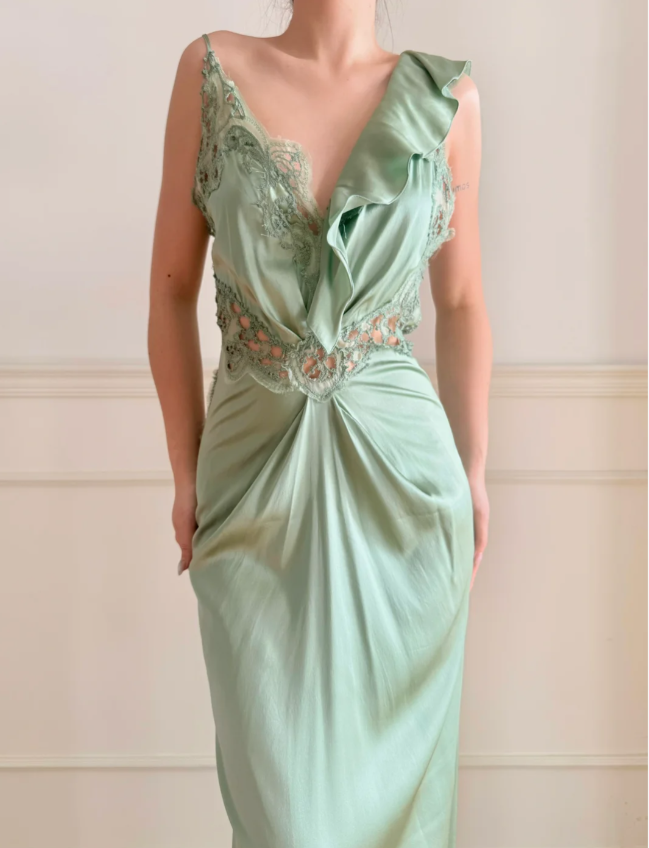 Elegantes grünes V-Ausschnitt Meerjungfrauenkleid mit Rüschen, Cut-Outs, Spitze und Satin, langes Ballkleid Abendkleid P4881