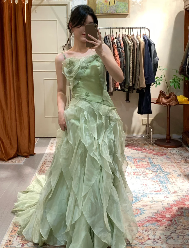 Frisches Mintgrünes Spaghetti-Trägerkleid mit 3D-Rosenapplikation, mehrlagigem Rüschenzug und Organza für Abschlussball oder Abend P4885