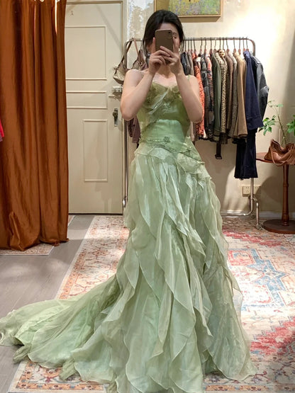 Frisches Mintgrünes Spaghetti-Trägerkleid mit 3D-Rosenapplikation, mehrlagigem Rüschenzug und Organza für Abschlussball oder Abend P4885