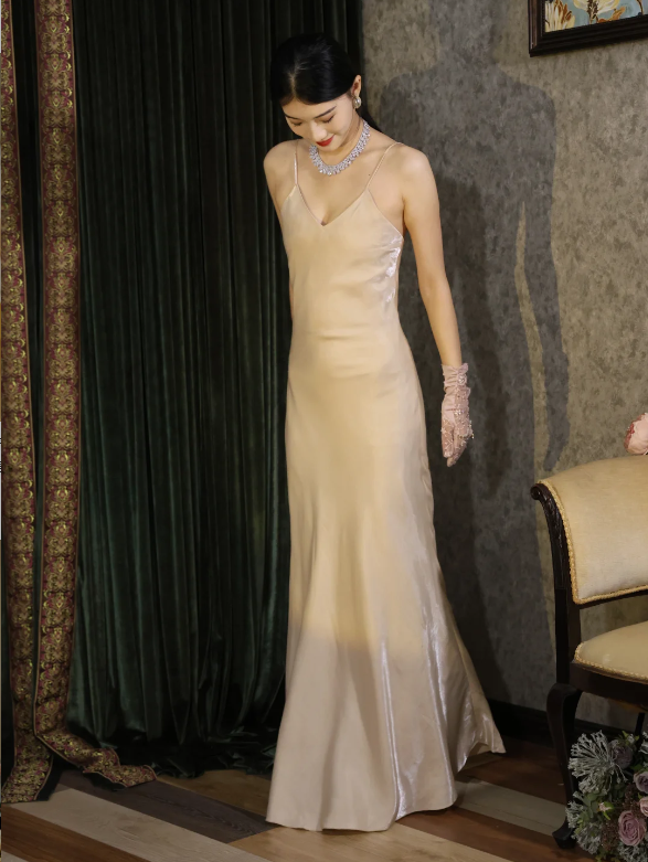 Einfaches Champagnergold Spaghettiträger V-Ausschnitt Meerjungfrau Satin Langes Ballkleid Abendkleid P4889