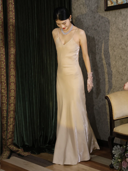 Einfaches Champagnergold Spaghettiträger V-Ausschnitt Meerjungfrau Satin Langes Ballkleid Abendkleid P4889