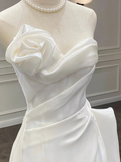 Elegantes weißes trägerloses Meerjungfrauen-Brautkleid aus Satin mit Schleppe P4089