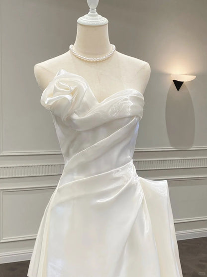 Elegantes weißes trägerloses Meerjungfrauen-Brautkleid aus Satin mit Schleppe P4089