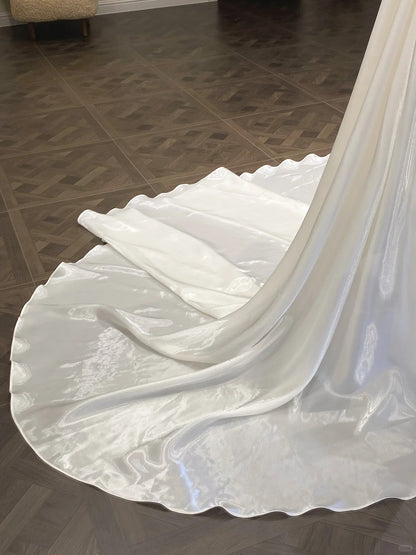 Elegantes weißes trägerloses Meerjungfrauen-Brautkleid aus Satin mit Schleppe P4089
