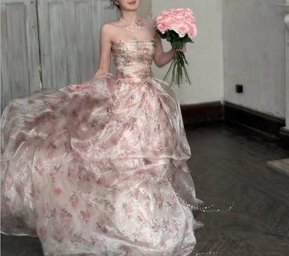Wunderschönes trägerloses, mehrlagiges Organza-Abendkleid mit Rosen-Print, P4891