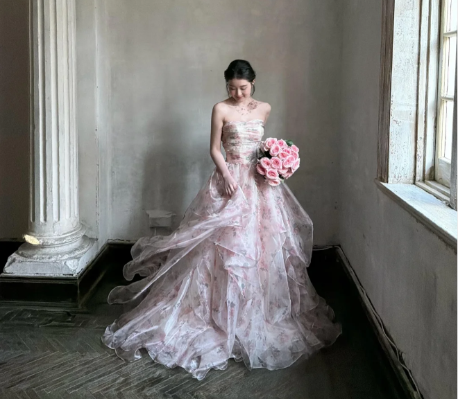 Wunderschönes trägerloses, mehrlagiges Organza-Abendkleid mit Rosen-Print, P4891