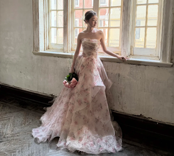 Wunderschönes trägerloses, mehrlagiges Organza-Abendkleid mit Rosen-Print, P4891
