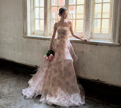 Wunderschönes trägerloses, mehrlagiges Organza-Abendkleid mit Rosen-Print, P4891