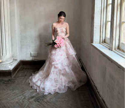 Wunderschönes trägerloses, mehrlagiges Organza-Abendkleid mit Rosen-Print, P4891