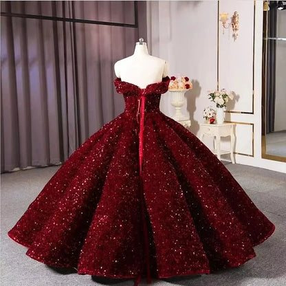 Luxuriöses burgunderrotes Ballkleid schulterfrei mit Rüschen für den Abschlussball, Outfits zum 22. Geburtstag P803